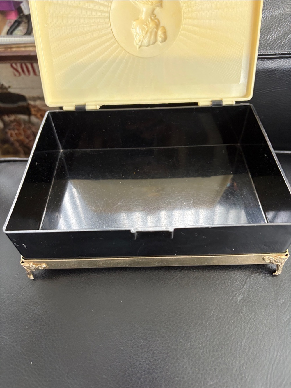 Vintage Mid Century Lion Cameo Trinket Box - Picture 7 of 10